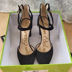 Sam Edelman simmons style. Black. Used only once for my son's graduation.
